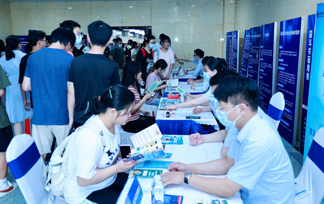 大學(xué)生現(xiàn)場(chǎng)咨詢創(chuàng)業(yè)政策。長(zhǎng)沙市人社局供圖