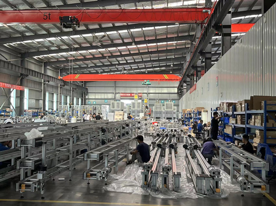 先惠智能裝備生產(chǎn)車間，工人們在忙著組裝設(shè)備。受訪單位供圖