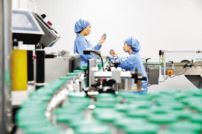 通過加大創(chuàng)新藥物研發(fā)力度，石藥集團(tuán)實(shí)現(xiàn)了傳統(tǒng)工業(yè)企業(yè)向創(chuàng)新型企業(yè)轉(zhuǎn)型。（本報(bào)資料片）