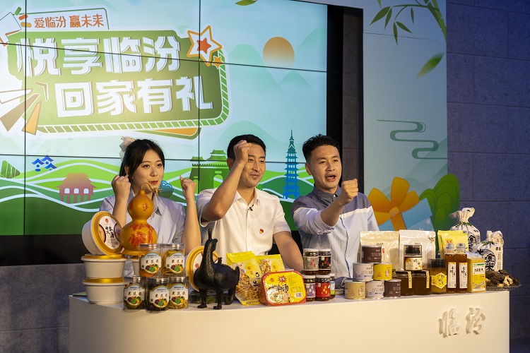 6月3日下午，在臨汾原產(chǎn)地商品體驗(yàn)店，曲沃縣副縣長(zhǎng)樊奇選對(duì)當(dāng)?shù)氐霓r(nóng)特產(chǎn)品、旅游景點(diǎn)進(jìn)行了推介代言。鄭遠(yuǎn)飛攝
