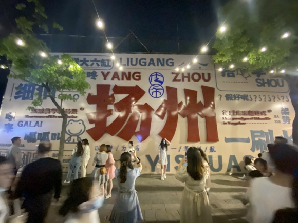 古運河畔的皮市街充滿市井氣息。 人民網(wǎng) 張玉峰攝