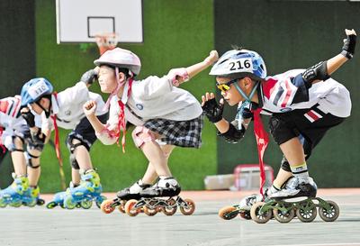 6月23日，邯鄲市邯山區(qū)實(shí)驗(yàn)小學(xué)的學(xué)生在練習(xí)輪滑。 當(dāng)日是國(guó)際奧林匹克日，該小學(xué)開(kāi)展了“我運(yùn)動(dòng)、我健康、我快樂(lè)”為主題的體育活動(dòng)，通過(guò)足球、籃球、武術(shù)、輪滑、擊劍等運(yùn)動(dòng)，讓學(xué)生們享受運(yùn)動(dòng)健身的快樂(lè)，感受運(yùn)動(dòng)的魅力。 河北日?qǐng)?bào)通訊員 郝群英攝