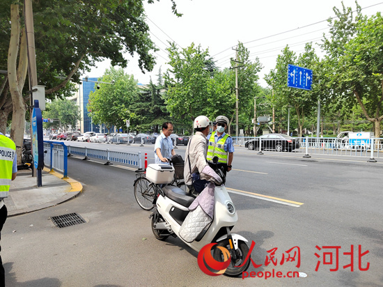 石家莊交警在查處非機(jī)動(dòng)車違章。人民網(wǎng)祝龍超攝