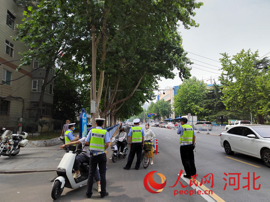 石家莊交警在查處非機(jī)動(dòng)車違章。人民網(wǎng)祝龍超攝