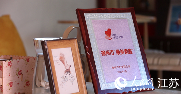 王繼蓮家庭獲得的部分榮譽。人民網(wǎng) 冷金明攝