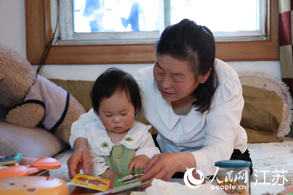 王繼蓮帶孫女看童書。人民網(wǎng) 冷金明攝
