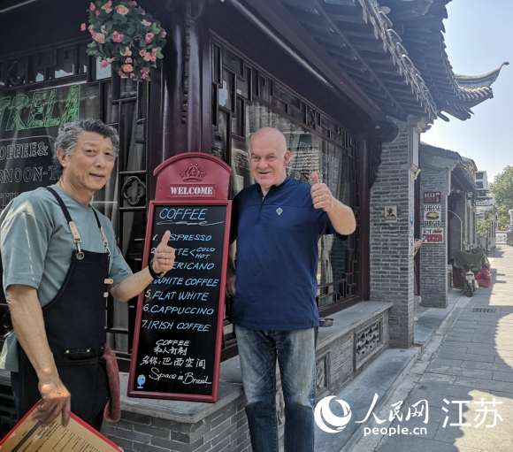 愛逛古巷的巴西人和揚州朋友在仁豐里開了一家西餐廳。 人民網(wǎng) 張玉峰攝