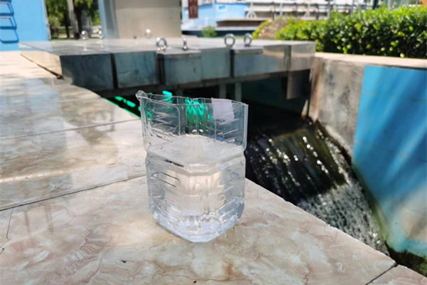 在邯鄲市雞澤縣藍天污水處理廠，污水經(jīng)過處理后清澈透明。鄭佳欣攝