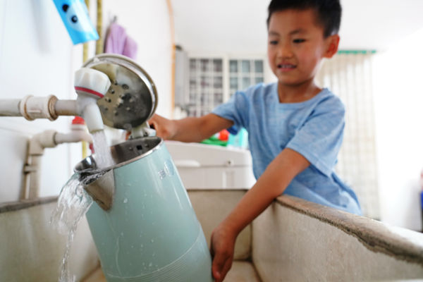 在峰峰礦區(qū)彭城鎮(zhèn)羊角鋪村村民家中，清澈甘甜的飲用水從水管中流出。峰峰礦區(qū)區(qū)委宣傳部供圖