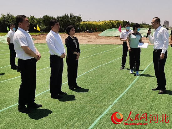 觀摩團現(xiàn)場了解項目建設情況。人民網(wǎng) 張繼航攝