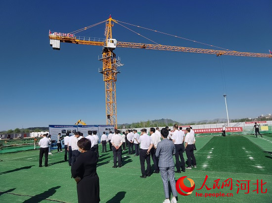 觀摩團走進塔吊林立的項目現(xiàn)場。人民網(wǎng)張繼航攝