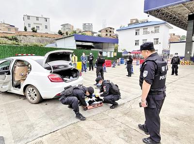 圖為民警對重點車輛是否攜帶毒品進(jìn)行檢查。省禁毒委供圖