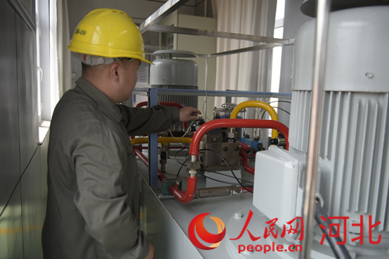 黃壁莊水庫事務中心工作人員在檢查溢洪道表口工作閘門啟臂機。人民網(wǎng)祝龍超攝