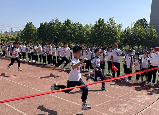 河北省威縣第四小學(xué)學(xué)生組織短跑比賽。 趙國(guó)華攝
