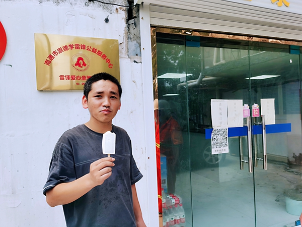 2過路司機(jī)在驛站冷飲。人民網(wǎng)記者王繼亮攝.jpg