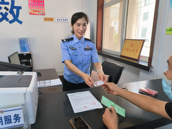 張靜正在為群眾辦理業(yè)務(wù)。 趙凱攝