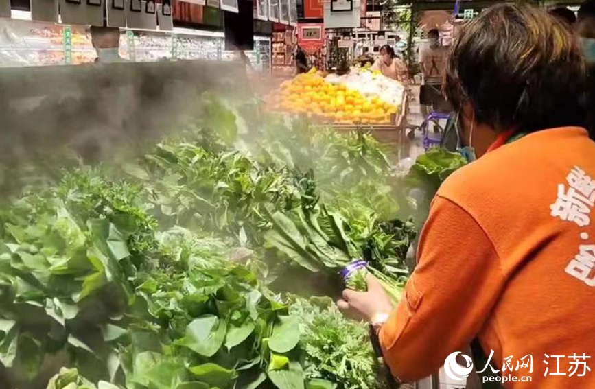 在大潤發(fā)長江北路店里，果蔬、肉蛋等生活必需品種類齊全，供應(yīng)充足，市民正有序選購。無錫市委網(wǎng)信辦供圖