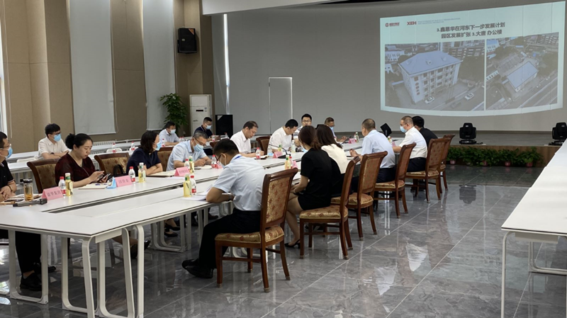 河?xùn)|區(qū)委書記范少軍一行深入老電建公司辦公園區(qū)就盤活園區(qū)工作進(jìn)行部署研究。河?xùn)|區(qū)供圖