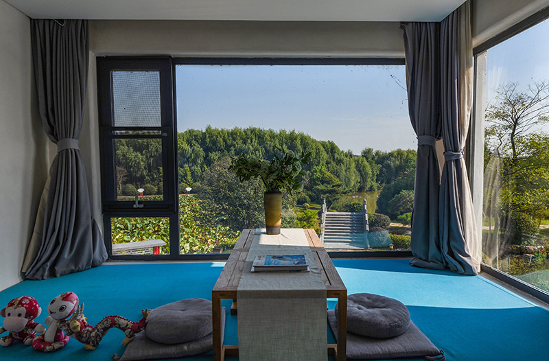 位于四頂山腳下的四頂山居，推窗見景，望山親水。吳芳攝