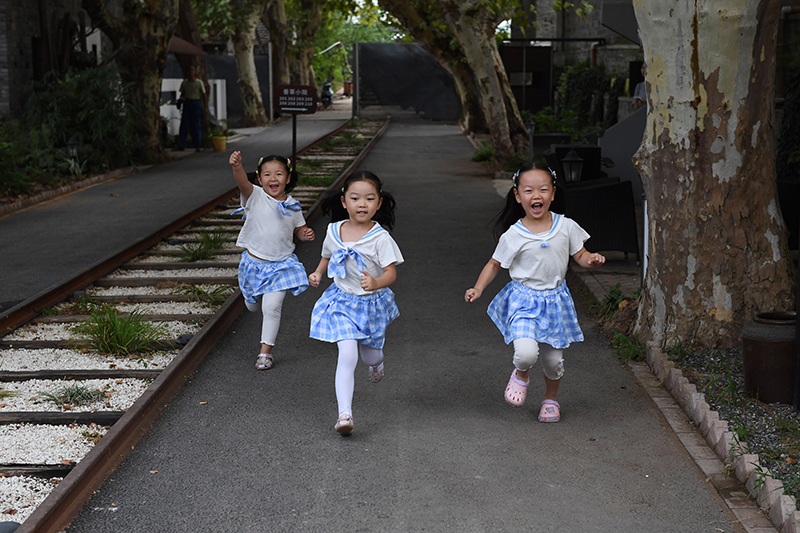 由礦場家屬區(qū)改造而來的“鮮花小院”民宿，深受孩子們的喜愛。吳芳攝