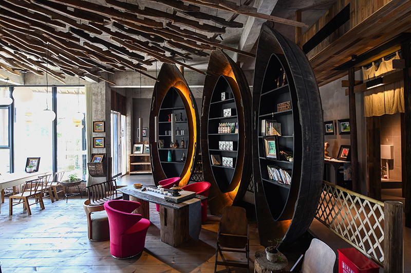 漁船、船槳……花田·僑鄉(xiāng)里的裝飾材料，多是從當?shù)靥詠淼呐f物。 吳芳攝