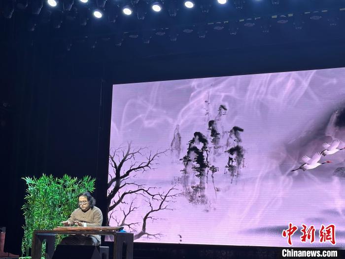 閩派古琴名家陳志強演奏一曲《流水》?！堺惥?攝