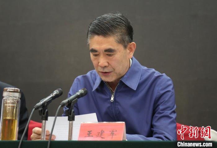 圖為青海省委書記王建軍出席會議并作講話?！?zhí)砀?攝