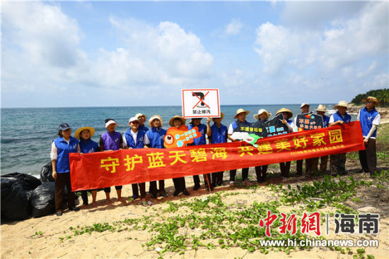 環(huán)保志愿者呼吁停止隨地扔垃圾、破壞環(huán)境等不文明行為。