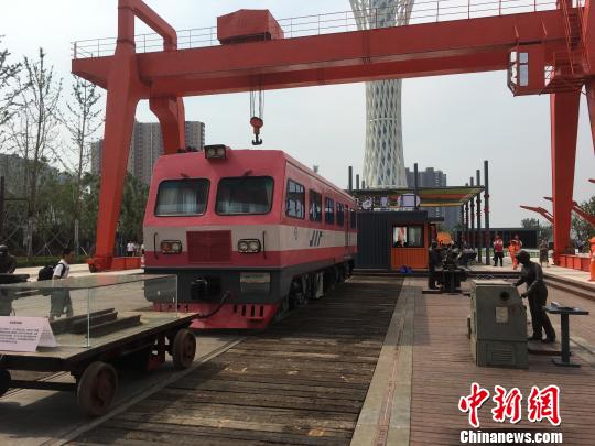 公園內(nèi)的火車車廂與貨場(chǎng)龍門吊等工業(yè)遺跡。　高紅超 攝