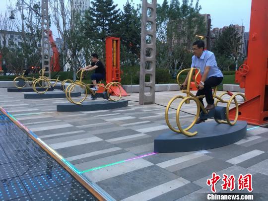 市民使用公園內(nèi)的健身設(shè)施?！「呒t超 攝