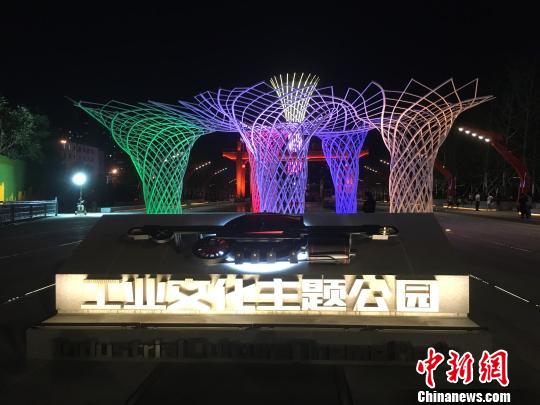 夜晚，奧運(yùn)“五色樹”的燈光。　高紅超 攝