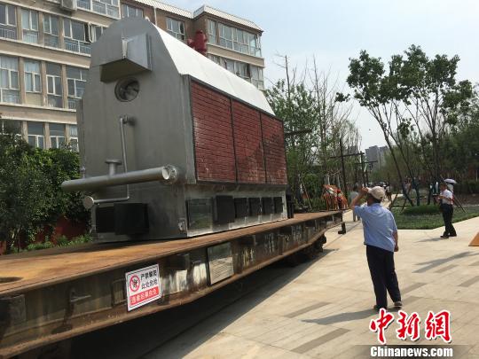 公園內(nèi)陳列著臥式蒸汽鍋爐等工業(yè)產(chǎn)品?！「呒t超 攝
