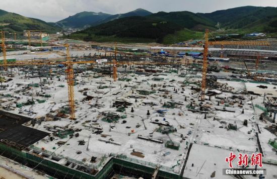 6月28日，航拍鏡頭下的河北張家口冬奧會(huì)太子城冰雪小鎮(zhèn)項(xiàng)目。太子城冰雪小鎮(zhèn)項(xiàng)目位于2022年冬奧會(huì)張家口賽區(qū)核心區(qū)，連接張家口賽區(qū)云頂和古楊樹兩個(gè)競(jìng)賽場(chǎng)館群，建成后將承擔(dān)賽時(shí)核心區(qū)配套保障功能，提供冬奧頒獎(jiǎng)、貴賓接待、交通換乘、休閑娛樂等服務(wù)，賽后將成為一座國(guó)際化四季度假小鎮(zhèn)。 中新社記者 楊艷敏 攝