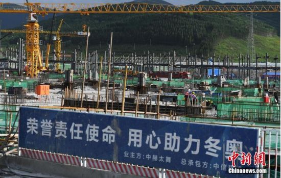6月28日，河北張家口冬奧會(huì)太子城冰雪小鎮(zhèn)項(xiàng)目現(xiàn)場(chǎng)。太子城冰雪小鎮(zhèn)項(xiàng)目位于2022年冬奧會(huì)張家口賽區(qū)核心區(qū)，連接張家口賽區(qū)云頂和古楊樹兩個(gè)競(jìng)賽場(chǎng)館群，建成后將承擔(dān)賽時(shí)核心區(qū)配套保障功能，提供冬奧頒獎(jiǎng)、貴賓接待、交通換乘、休閑娛樂等服務(wù)，賽后將成為一座國(guó)際化四季度假小鎮(zhèn)。 中新社記者 楊艷敏 攝