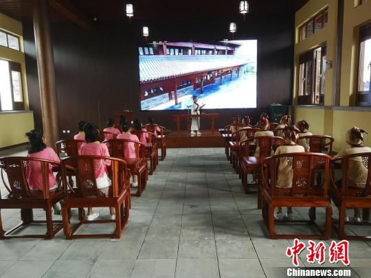 學(xué)生們?cè)诖笤瓡赫b讀國(guó)學(xué)經(jīng)典?！⊥貔i 攝