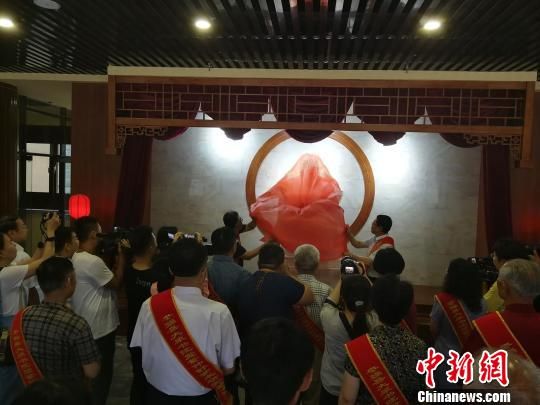 為董子石像揭幕。　王鵬 攝