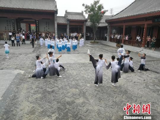 誦讀國(guó)學(xué)經(jīng)典展演?！⊥貔i 攝