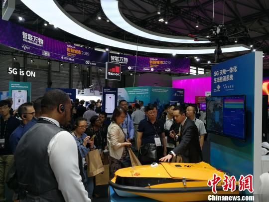 圖為現(xiàn)場(chǎng)人員講解5G“天地一體化”生態(tài)檢測(cè)系統(tǒng)。　任柏松 攝