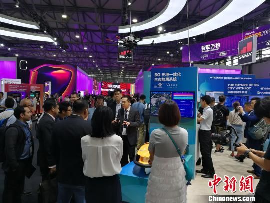 雄安新區(qū)展臺(tái)吸引不少眾多觀眾駐足關(guān)注?！∪伟厮?攝