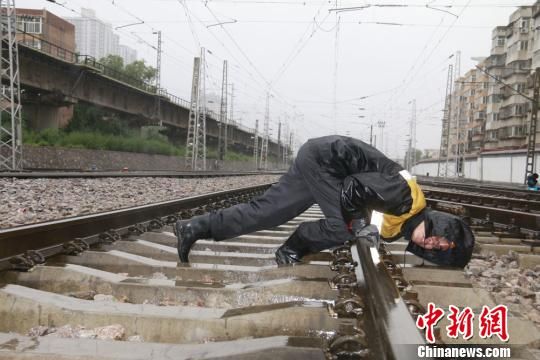 蘭州西工務(wù)段蘭州線路車間職工檢查線路幾何尺寸。　王光輝 攝
