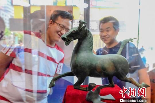 甘肅省博物館將榮登《國家寶藏》的文物銅奔馬和人頭形器口彩陶瓶搬到了絲路如意餐廳，讓顧客在餐廳內(nèi)就能近距離的和文物面對面?！＄娦?攝