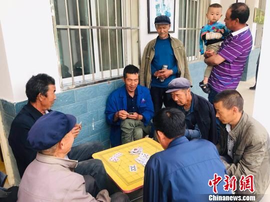 圖為老年人“興趣驛站”中的棋牌組?！“瑧c龍 攝