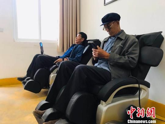袁家壩村老年人使用按摩椅?！“瑧c龍 攝