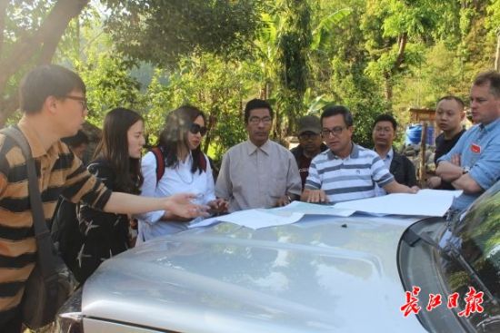 在尼泊爾，武漢市土地利用和城市空間規(guī)劃研究中心設(shè)計(jì)團(tuán)隊(duì)現(xiàn)場踏勘。(武漢市土地利用和城市空間規(guī)劃研究中心 供圖)