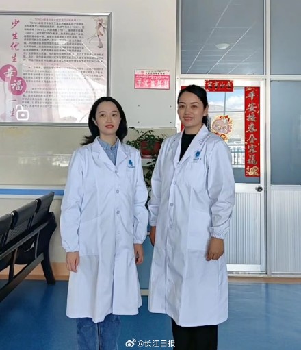 “有醫(yī)生嗎？有人暈倒了！”武漢協(xié)和醫(yī)院援藏醫(yī)療隊員聽到呼救就沖了上去