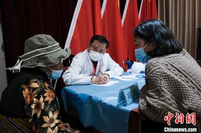 北京大學(xué)第一醫(yī)院教授、主任醫(yī)師霍勇在義診現(xiàn)場(chǎng)接診?！〗w波 攝