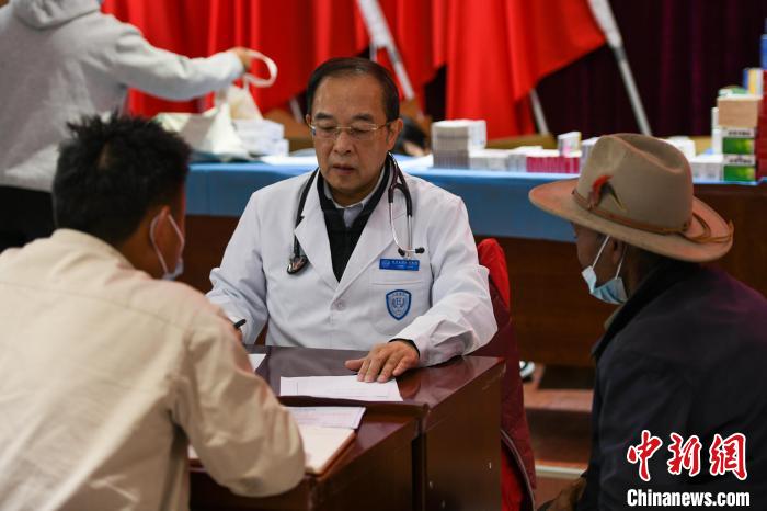 北京大學(xué)人民醫(yī)院心臟中心副主任、博士生導(dǎo)師王偉民為農(nóng)牧民問診。　江飛波 攝