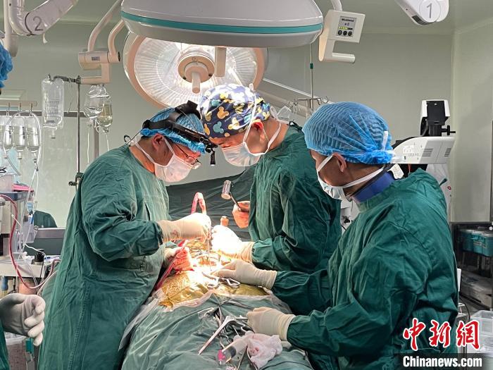 圖為在北京援藏醫(yī)療隊專家指導(dǎo)下，多項新技術(shù)使用到脊柱疾病的手術(shù)中。(資料圖) 拉薩市人民醫(yī)院脊柱外科供圖