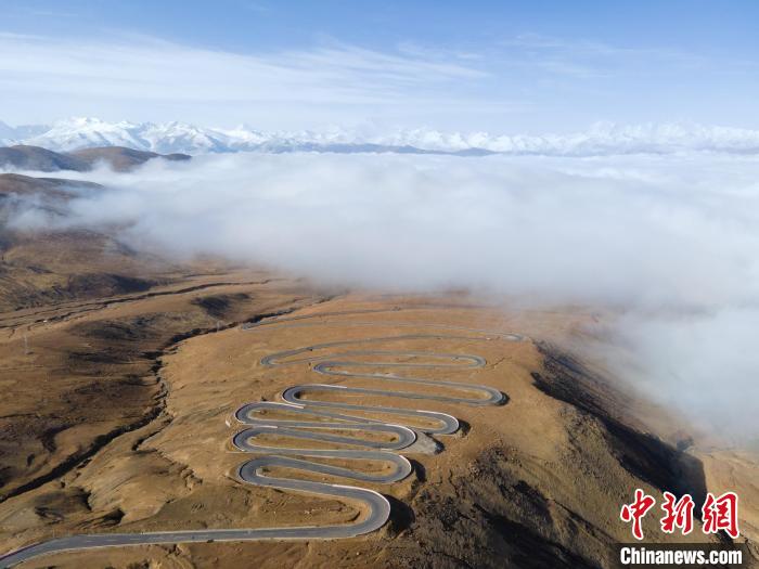 圖為西藏定日縣，前往珠穆朗瑪峰大本營(yíng)蜿蜒的公路與云海?！〗w波 攝