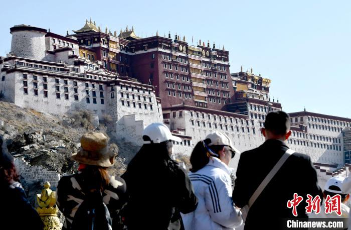 4月17日，游客在拉薩布達(dá)拉宮觀景臺(tái)拍照留念。　李林 攝